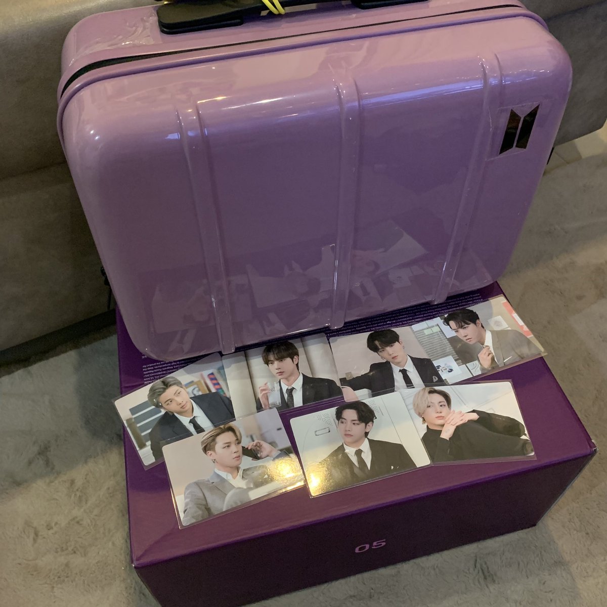 Pleum_PF's tweet photo. Merch box ปีนี้ครบแล้วววว 💜🥳
การ์ด #5 คือตายไปเลย มักเน่ไลน์ดีไม่ไหว ส่วนของที่ได้มาชอบ #6 สุดละ กล่องดนตรีเพลงSWZ ส่วน #8 คือรูปดีมาก กะฆ่ามี่ให้ตายไปเลย ชอบที่ทำที่วางพรีเมี่ยมเปิดไฟได้มาให้แต่น่าจะให้สัก7อัน 🤣
#BTS #BTSARMY #merchbox8 https://t.co/SIAXumYiZt