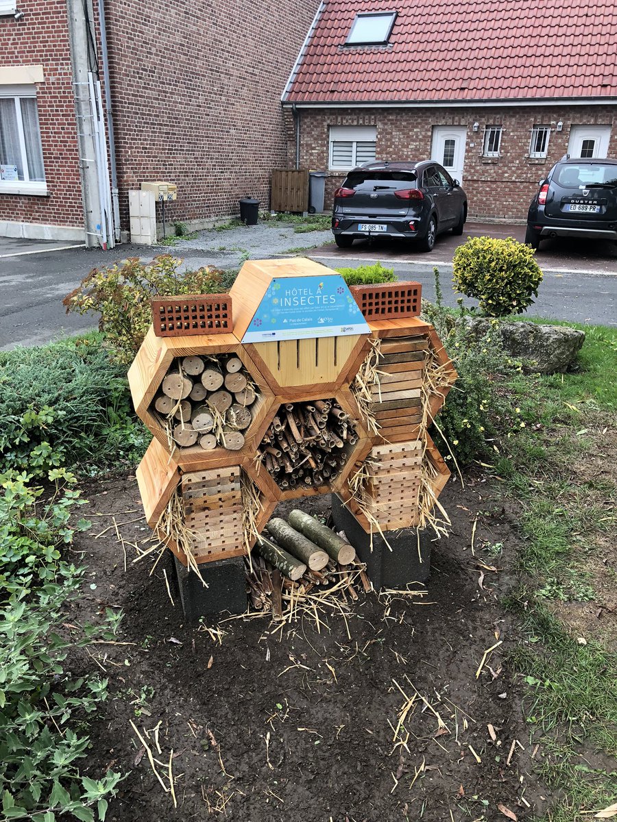 Jlasak's tweet photo. Sensibilisation à la pollinisation et installation d’un hôtel à insectes par le comité des jeunes de Neuvireuil.
Un grand merci à EDEN62 pour cette animation d’une grande qualité.
#pasdecalais #Neuvireuil #Biodiversite #developpementdurable #Eden62 https://t.co/azBxzJiE66