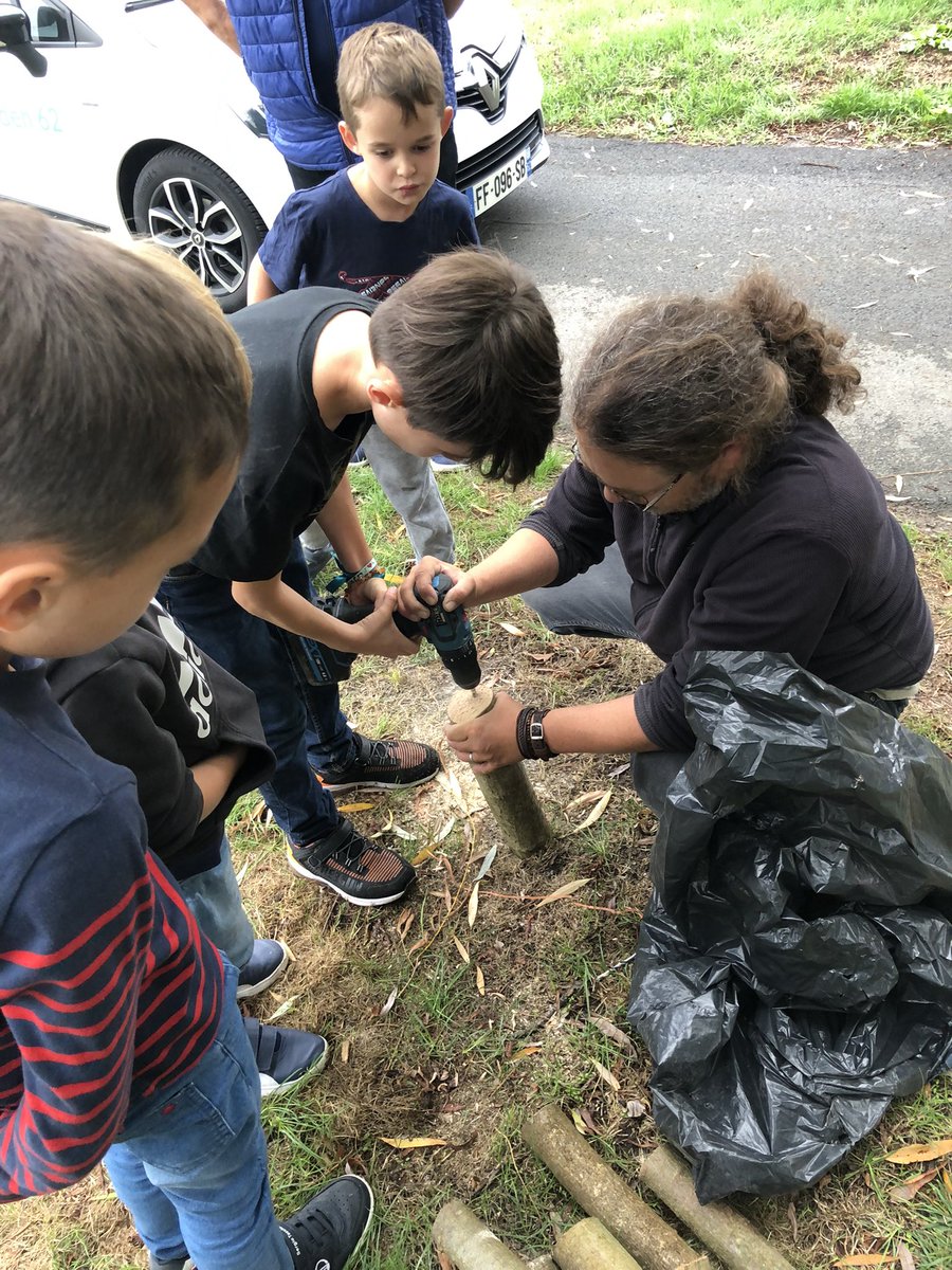 Jlasak's tweet photo. Sensibilisation à la pollinisation et installation d’un hôtel à insectes par le comité des jeunes de Neuvireuil.
Un grand merci à EDEN62 pour cette animation d’une grande qualité.
#pasdecalais #Neuvireuil #Biodiversite #developpementdurable #Eden62 https://t.co/azBxzJiE66