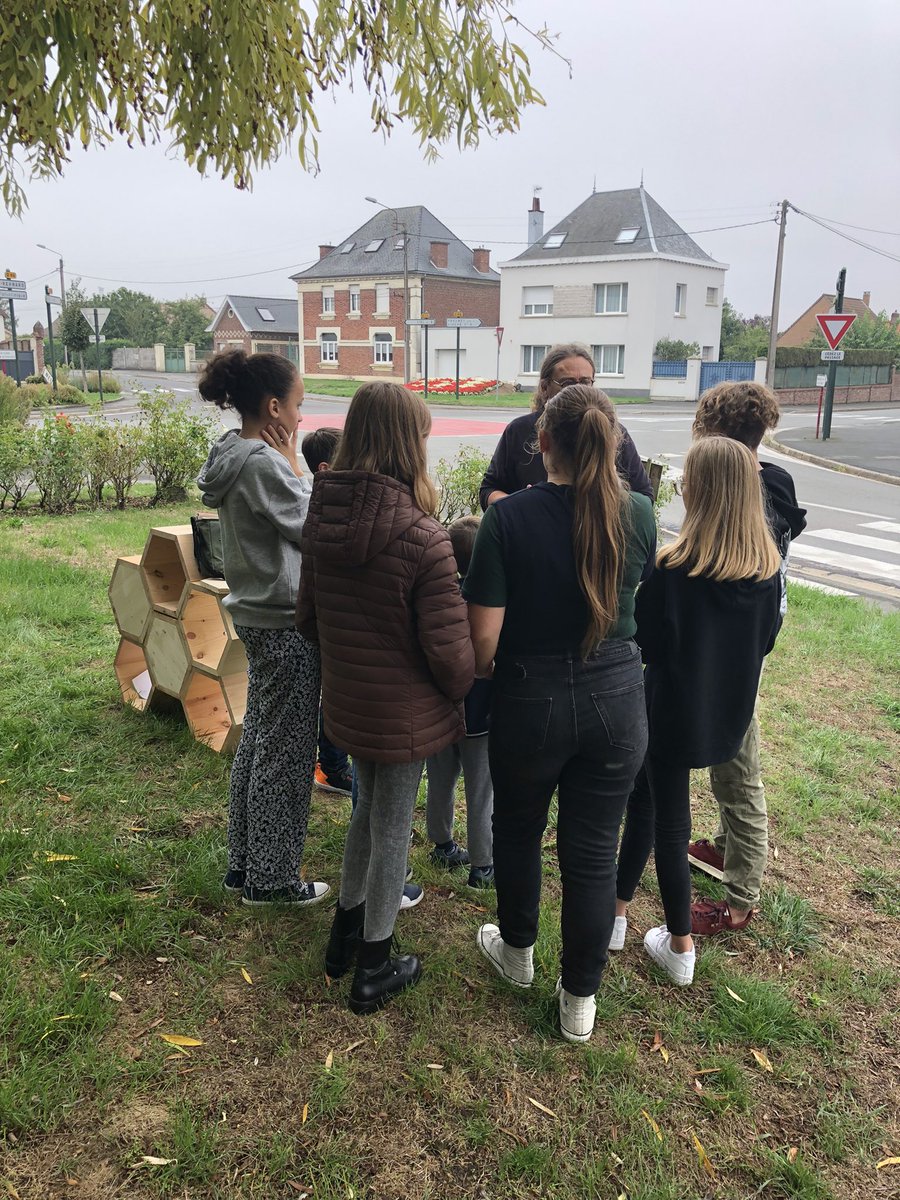 Jlasak's tweet photo. Sensibilisation à la pollinisation et installation d’un hôtel à insectes par le comité des jeunes de Neuvireuil.
Un grand merci à EDEN62 pour cette animation d’une grande qualité.
#pasdecalais #Neuvireuil #Biodiversite #developpementdurable #Eden62 https://t.co/azBxzJiE66