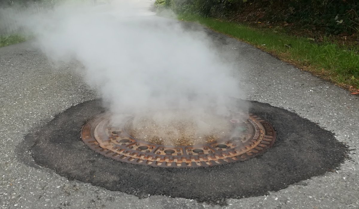 HillhouseGrady's tweet image. Have you ever seen smoke rising from a sewer manhole? In some cities, this might be steam, but in many places, there’s another explanation.
Can you NAME THAT INFRASTRUCTURE? Read the 🧵 for the answer.
#EngineeringInPlainSight