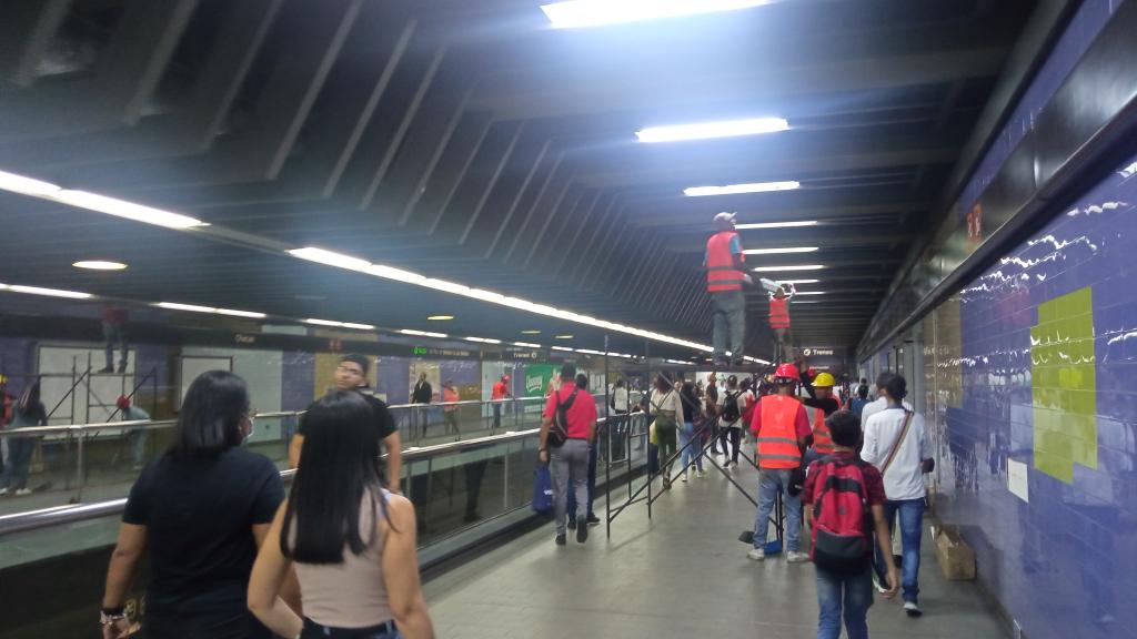 Operativos ayer de colocación de lámparas en varias estaciones del Metro de Caracas (yo los ví en Los Dos Caminos y Chacao)