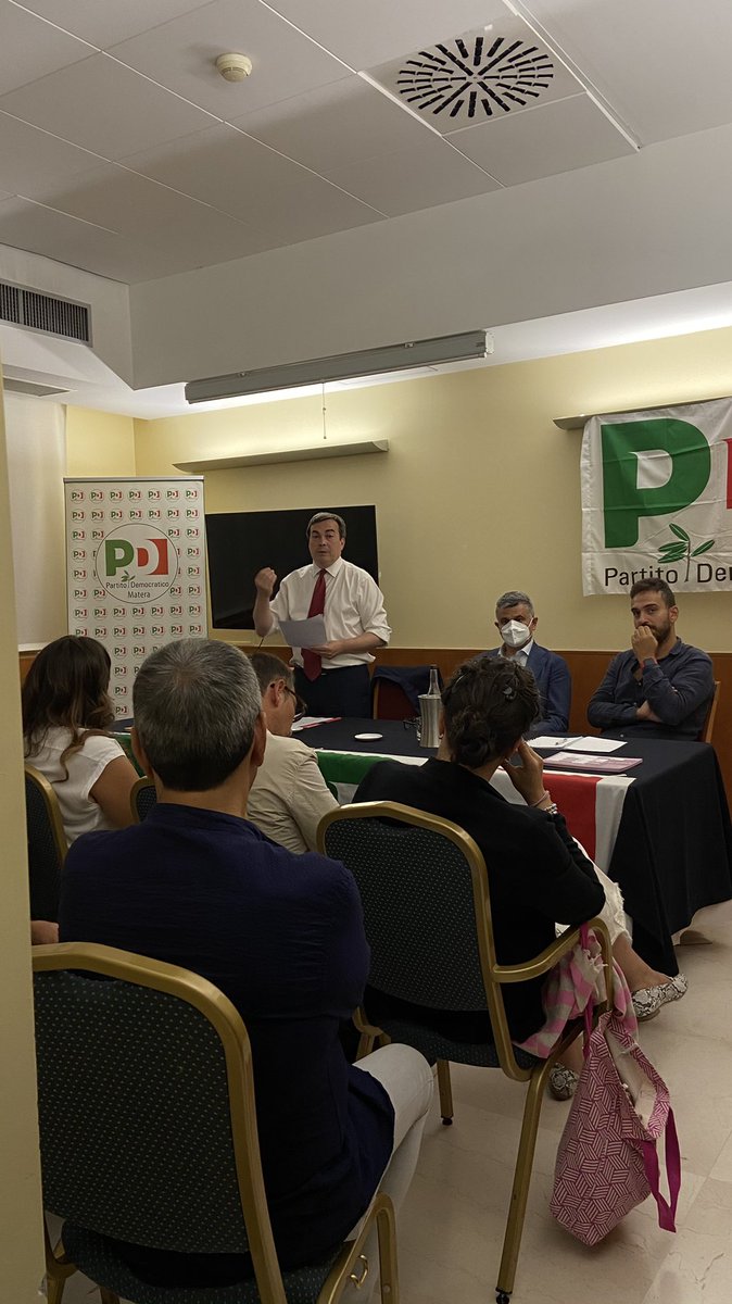 PD_Matera's tweet photo. Incontro con operatori turistici e professionisti ieri insieme ai candidati e candidate alle #ElezioniPolitiche2022 per la #Basilicata con @amendolaenzo @Vito_DeFilippo e il segretario cittadino @lgravela 
È sempre un valore aggiunto discutere di temi de visu. Questo è il #PD https://t.co/EM6f3qLSb3