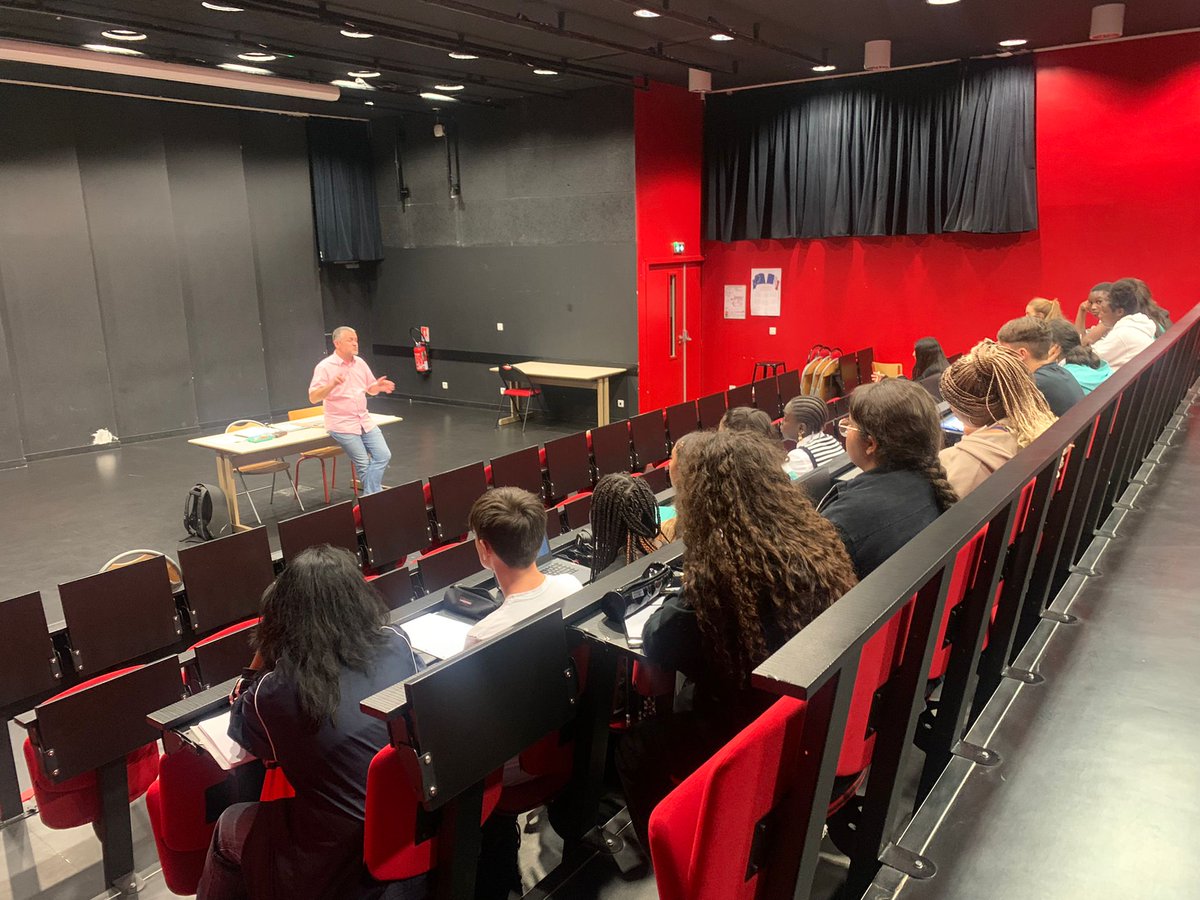 Scpomlj's tweet photo. La rentrée est faite pour les 1ères et les Terminales SCPO du lycée St Exupéry de Mantes ! Des nouvelles bientôt ! https://t.co/axhRazUEma