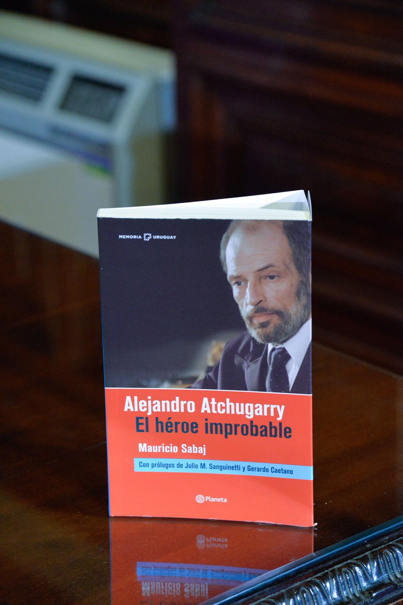 beatrizargimon's tweet photo. Estuvimos en la presentación de “El Héroe Improbable” la biografía de Atchugarry escrita por el periodista @MauricioSabajM. Un emotivo y merecido homenaje a quien fuera referente político indiscutido del sistema democrático. https://t.co/kLBHq8Pvyt