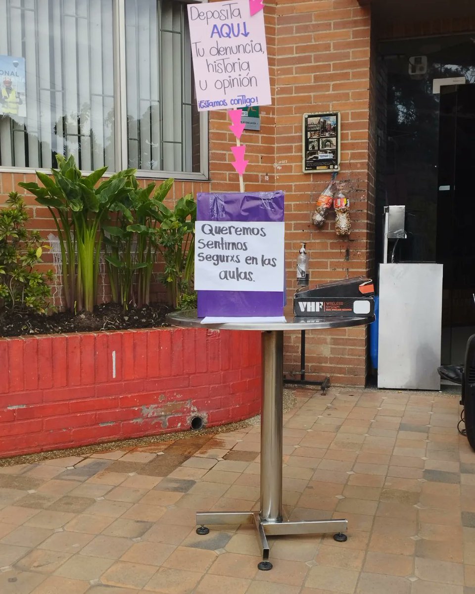 CChitaca's tweet photo. Aunque nuestra Universidad Distrital esté impregnada de trámites burocráticos, negligentes y revictimizantes que impiden tratar oportuna y debidamente las VBG para evitar su reincidencia, nosotras no callamos, seguiremos elevando nuestras voces en rechazo.
@udistrital @FamarenaUD https://t.co/9KxLyKwesr