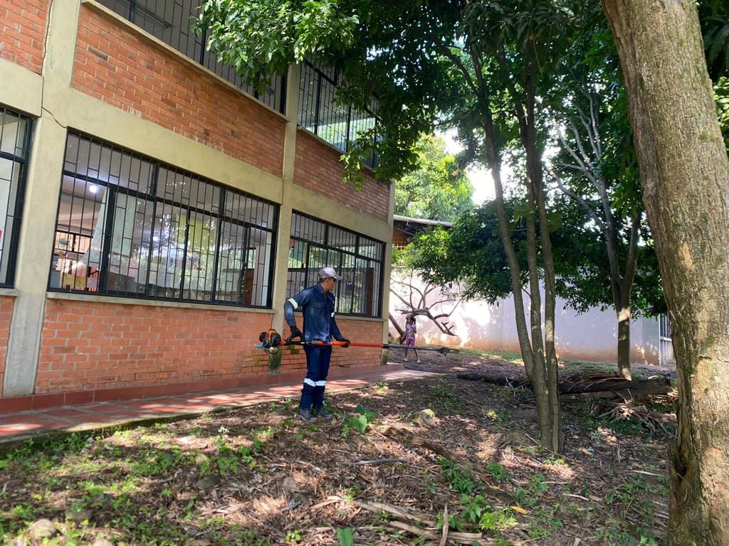 PZASAESP's tweet photo. ☀️🌳En las últimas horas Paz de Ariporo S.A. E.S.P. a través del Grupo de Aseo, desarrolló una jornada de limpieza, ornato y embellecimiento en las instalaciones del Colegio ITEIPA Sede La Peral, actividad articulada con la comunidad educativa y del sector. https://t.co/0FClERnPiq