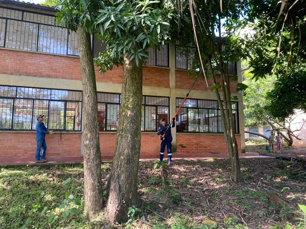 PZASAESP's tweet photo. ☀️🌳En las últimas horas Paz de Ariporo S.A. E.S.P. a través del Grupo de Aseo, desarrolló una jornada de limpieza, ornato y embellecimiento en las instalaciones del Colegio ITEIPA Sede La Peral, actividad articulada con la comunidad educativa y del sector. https://t.co/0FClERnPiq