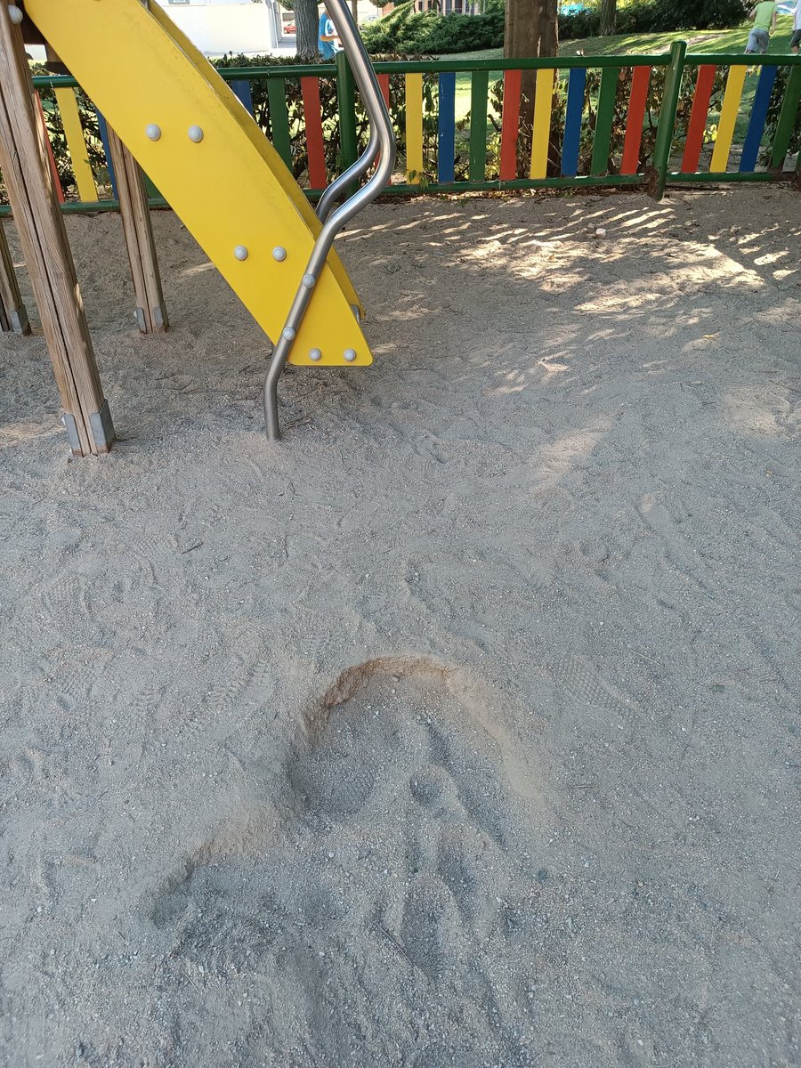 EGMartos's tweet photo. El parque infantil junto a la calle Antonio Leyva con Josefa Fernández Buterga lleva con desperfectos desde primavera: columpios rotos, hoyos en el suelo...
#MantenimientoPorFavor 

@MADRID @JMDCarabanchel @Lineamadrid https://t.co/H4Bys16Mlb