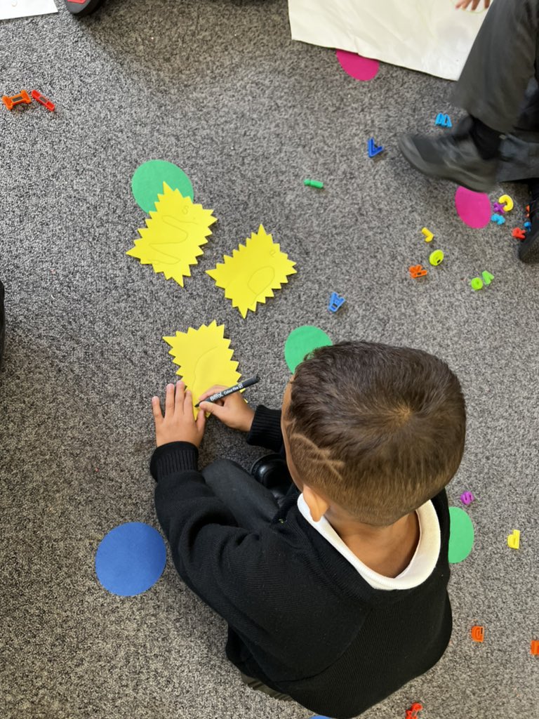 missjacksoneyfs's tweet photo. A great start to Reception’s phonics journey with @LettersSounds. The children started creating their own flash cards to take home. Marwa was able to show and tell some year 6 visitors about her new learning “Look this is the grapheme. The phoneme is /a/“ 🤩 @WoodhillSch https://t.co/dAYrpA4eDY
