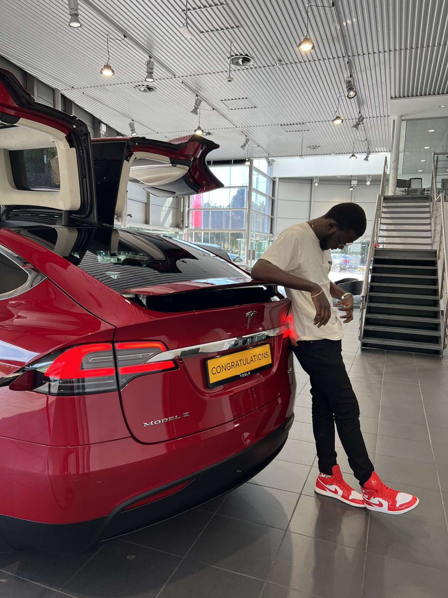 notEezzy's tweet photo. got tired of the Tesla doors and got a falcon wings instead 🥰 https://t.co/BYNTUh86fr