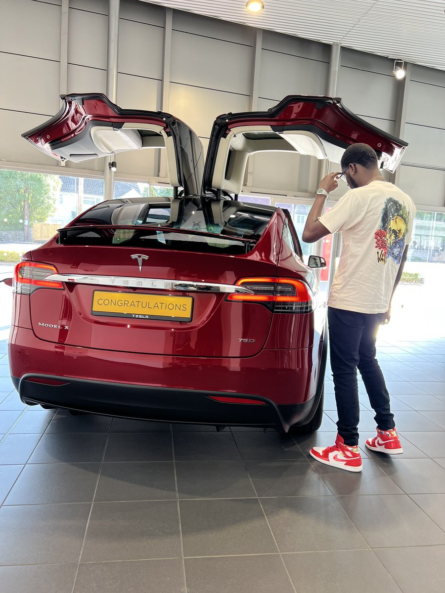 notEezzy's tweet photo. got tired of the Tesla doors and got a falcon wings instead 🥰 https://t.co/BYNTUh86fr