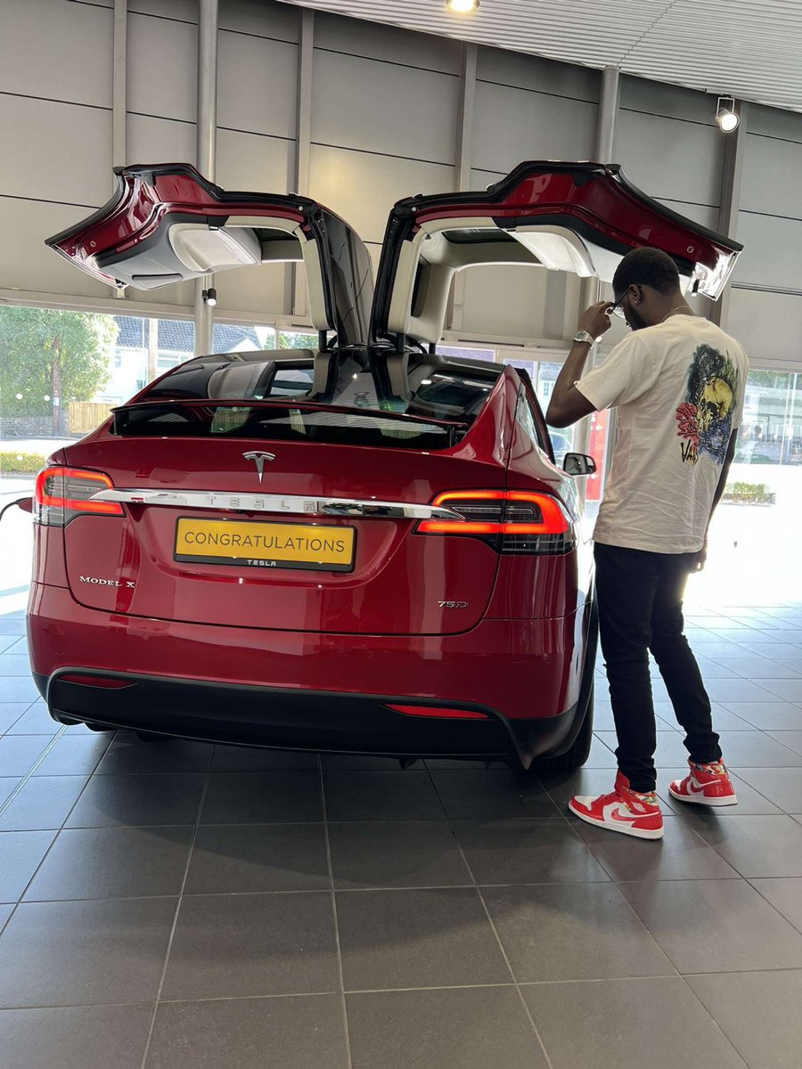 notEezzy's tweet photo. got tired of the Tesla doors and got a falcon wings instead 🥰 https://t.co/BYNTUh86fr
