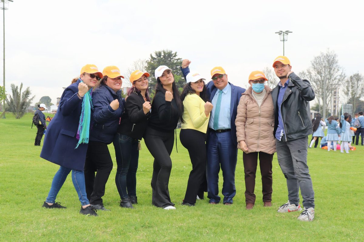 BogotaSed's tweet photo. #AquiEstamosSED
Los funcionarios administrativos provisionales presentes en el evento #DespachAndo con @ClaudiaLopez @EdnaBonillaSeba
@Educacionbogota @Bogota
#ProvisionalesSED siempre al servicio de la educación.
agradecimiento a Nuestro Compañero @fotofarelo2020 https://t.co/X0JCWqmSLq