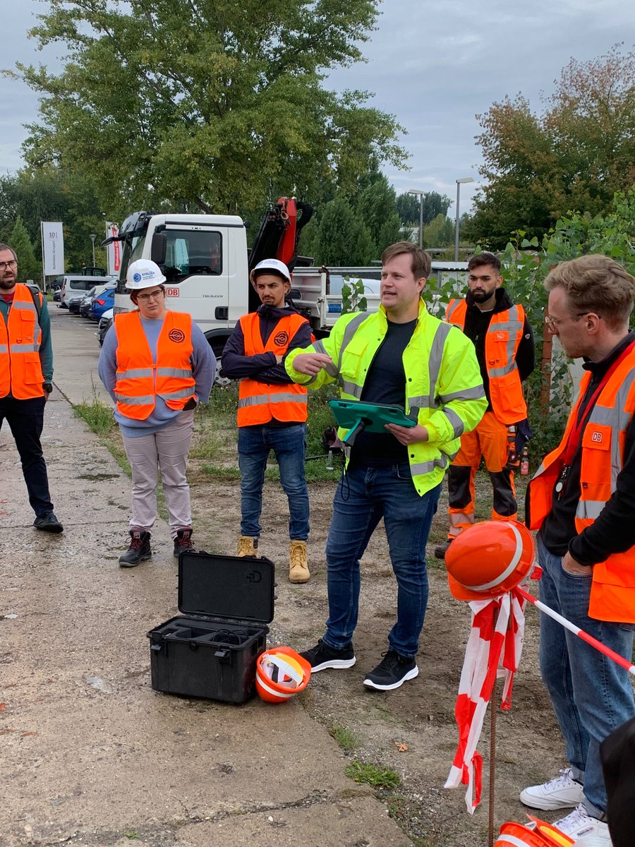 dbmindbox's tweet photo. Kabeltiefbau-Challenge - 2 Tage Live-Tests auf der Baustelle 🚧Die letzten beiden Tage hieß es für die fünf Startups #DeepUp, #SodexInnovations, #EnableMyTeam, #abaut & #Avus testen, testen, testen. Am Freitag gibt es dann die finalen Pitches, wir sind schon ganz gespannt 🙌 https://t.co/Fd8dhMY6J2