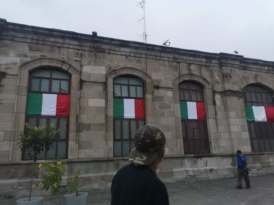 la_lyb's tweet photo. La delincuencia a todo lo que, ya nos robaron hasta el escudo de la bandera en el ayuntamiento de Tepic.
#GeraldinePonce Nos armamos una cooperacha? Ahí a la vuelta en la papelería tienen escudos 😂😋

VIVA ¿ITALIA? 🤨🤔 https://t.co/ohhRr9NCMZ
