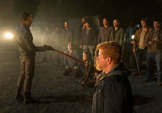Mfutebolisticos's tweet photo. Vocês podem achar o tony stark morrendo foi a maior morte das séries/filmes. Mas todos sabemos que a maior e melhor cena de mo*te, que chocou todos que viam, foi a do Gleen em The Walking Dead.

Se você não tomou spoiler na época, isso aqui te surpreendeu demais. https://t.co/dVcGO0bNAf