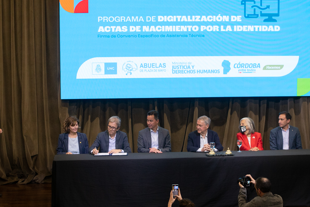 Junto <a href="/JSchiaretti/">Juan Schiaretti</a> firmamos un acuerdo para completar la Digitalización de Actas de Nacimiento por la Identidad. Nuestra <a href="/unc_cordoba/">UNC</a> siembre estará dispuesta a contribuir en la tarea de Abuelas, con el compromiso en la construcción de una sociedad con Memoria, Verdad y Justicia.