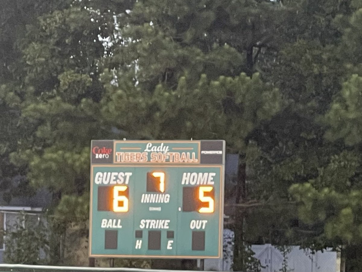 HamptonHighAD1's tweet photo. The Lady Hornets 🥎def The Lady Tigers 6-5.#comefrombehindwin #swarm #gohornets https://t.co/l6IgcY1OwT
