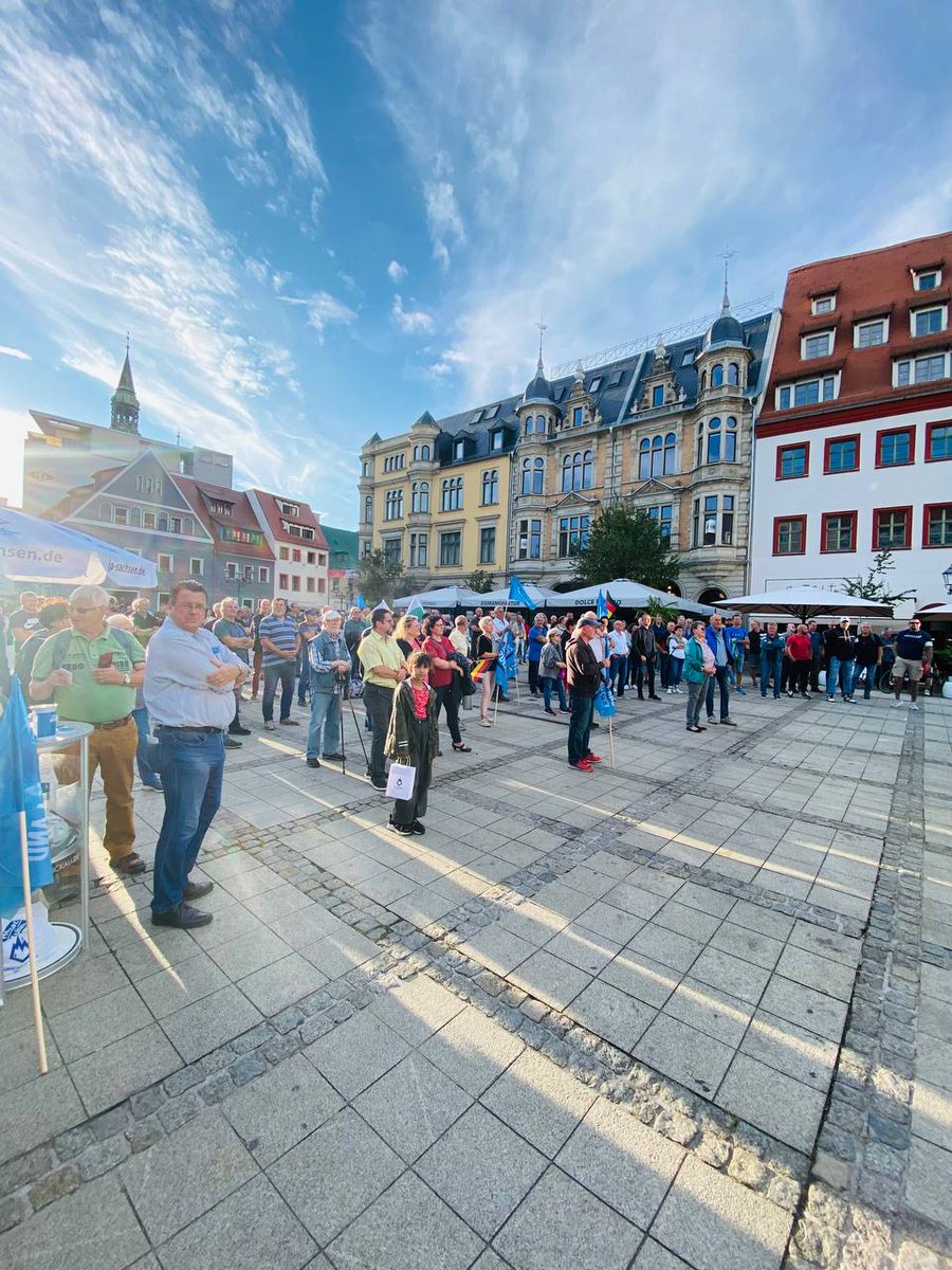 wiesnerleipzig's tweet photo. Gestern demonstrierten wir in #Zwickau mit @StBrandner, @MMoosdorf und den mutigen Bürgern der Stadt gegen die ruinöse Sanktionspolitik der Bundesregierung.
#Inflation #Preisschock #Energiekrise #heisserherbst #kalterwinter #Deutschland #Sachsen https://t.co/4VMqw1g7zG