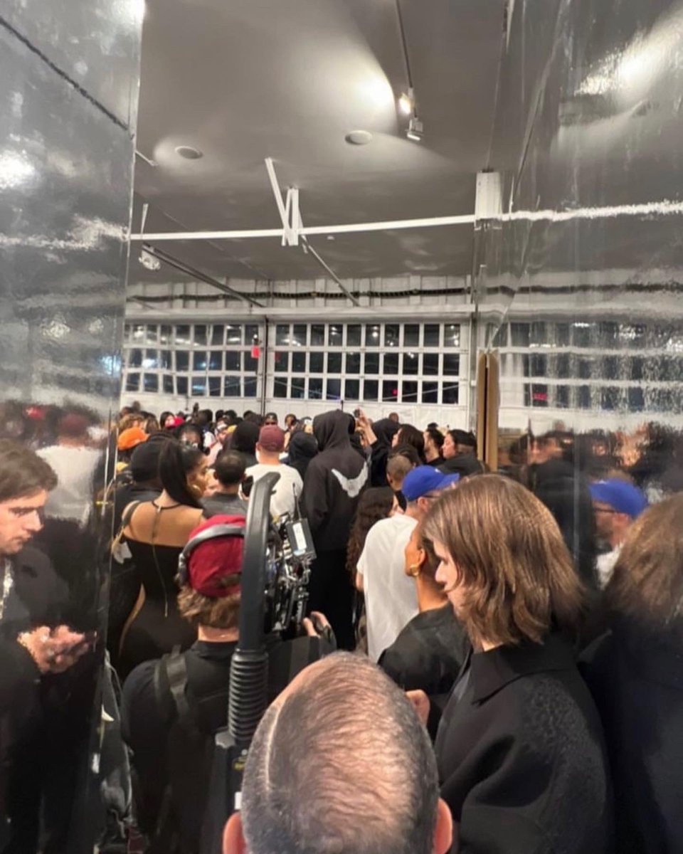 thefuturebasics's tweet image. YZY Shdz activation at #NYFW 
Produced by @thefuturebasics