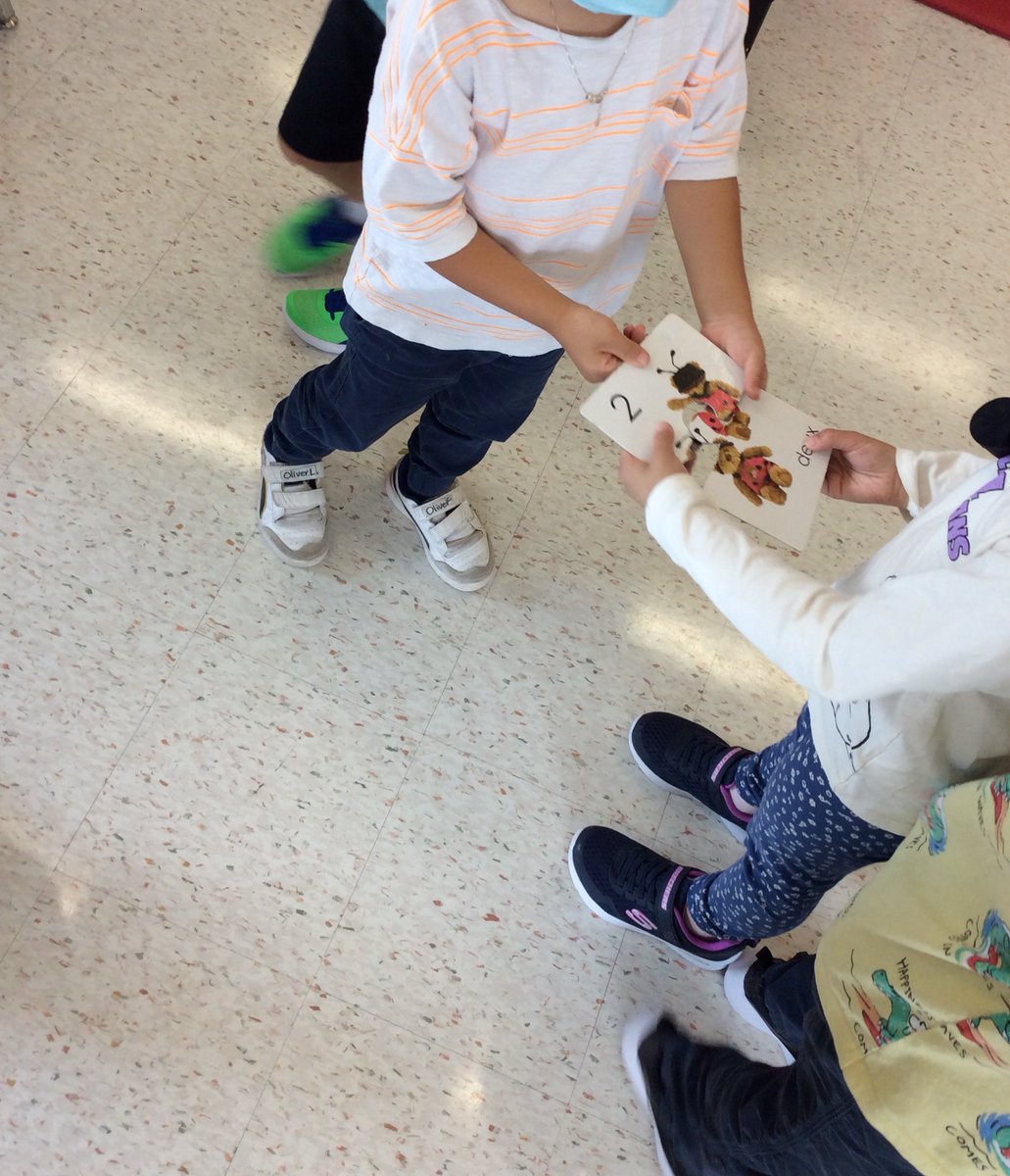 Lots of math games aujourd’hui! Matching les chiffres in word and number form! And then find a partner with the matching number!