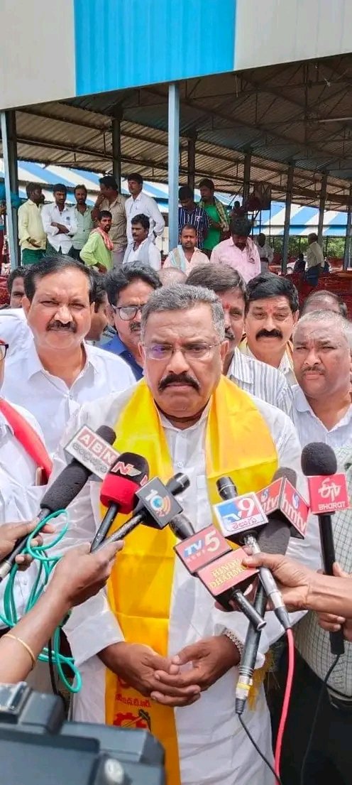 KodumurITDPVP's tweet photo. గత ప్రభుత్వం లో రైతులకు పంటకు సరైన రేటు లేకుంటే చంద్ర బాబు గారు క్వింటానికి 500 కలిపి ఇచ్చారు #byecotjagan #APHopeCBN #kodumurinchargeakepoguprabhakar #NaraLokesh #BuildAmar https://t.co/URUDgB3nVQ