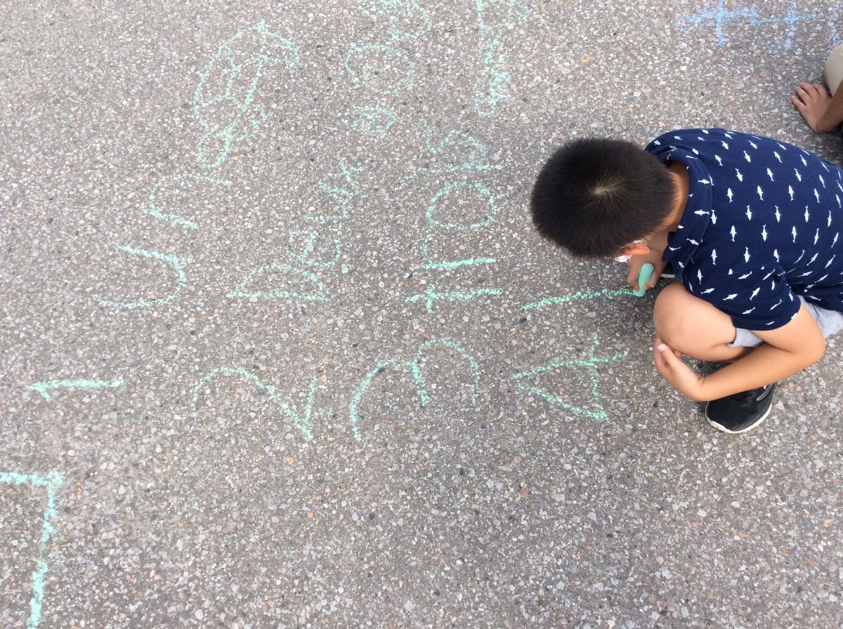 We went dehors pour fairs les mathématiques! Outdoor math fun!🌤