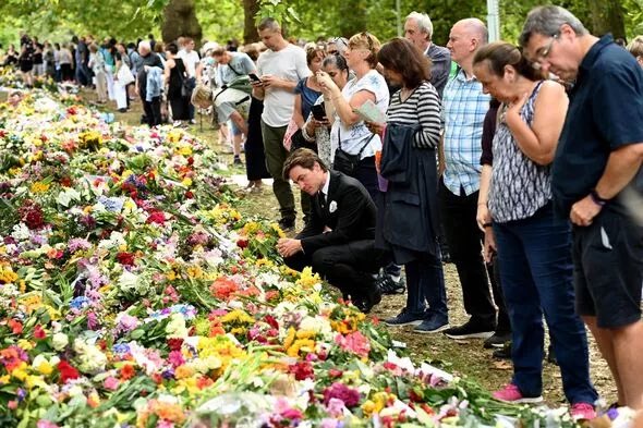 CoutureRoyals's tweet photo. #NEW On Monday Edoardo Mapelli Mozzi was spotted viewing tributes to his grandmother-in-law Queen Elizabeth in Green Park 💐 

Edoardo is Princess Beatrice’s husband https://t.co/qfvfvEd6X3