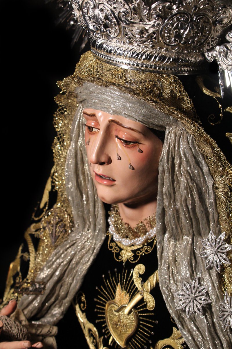 Así luce nuestra Madre ataviada para el Solemne Triduo.
Hoy, la Iglesia celebra la festividad de la Exaltación de la Santa Cruz.

Fotografía de Daniel Astorga (<a href="/DaniAstorgaPH/">Dani Astorga Fotografía</a>)

#CofradiasMLG