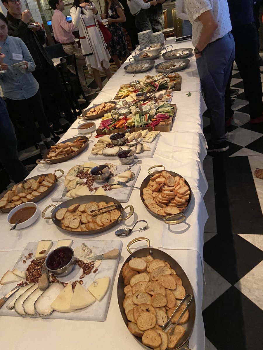 mundcar's tweet photo. In the US, they invite you for dinner and then serve this. https://t.co/NfJmVP76U4