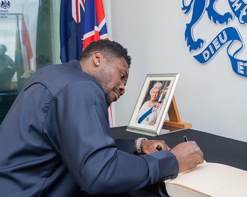 ASAMOAH_GYAN3's tweet photo. On behalf of my family , the football family , my fans , I signed the book of condolence for the demise of the Great Queen . Wishing the United Kingdom and the Commonweath my deepest condolence , May the late Her Majesty Queen Elizabeth II Rest In Perfect Peace! Amen. @ukinghana https://t.co/VSfPgZPAYI