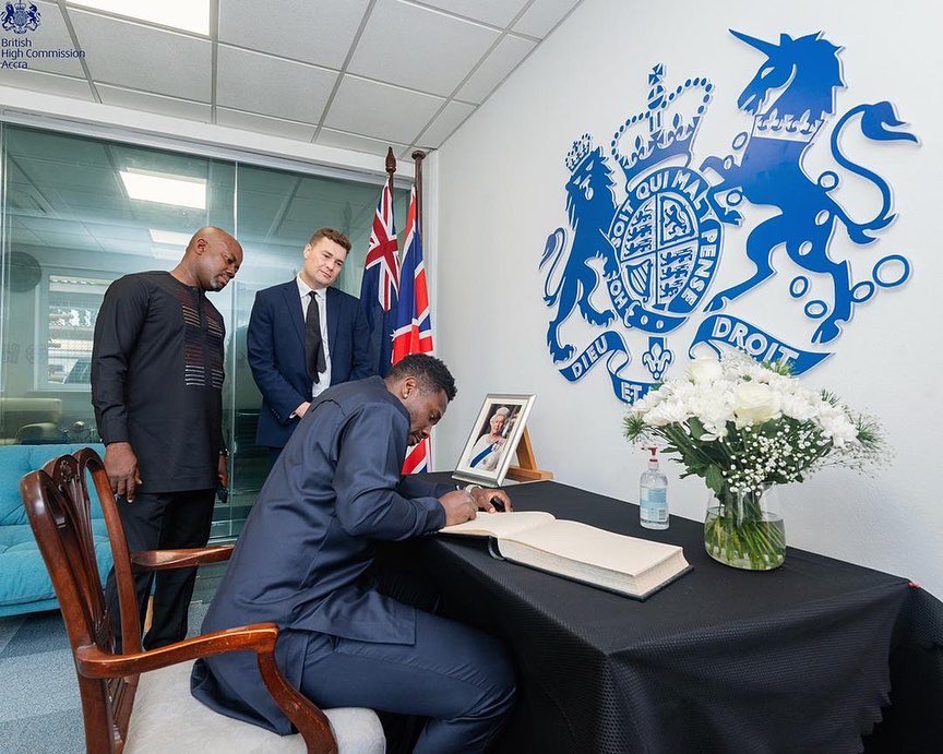 ASAMOAH_GYAN3's tweet photo. On behalf of my family , the football family , my fans , I signed the book of condolence for the demise of the Great Queen . Wishing the United Kingdom and the Commonweath my deepest condolence , May the late Her Majesty Queen Elizabeth II Rest In Perfect Peace! Amen. @ukinghana https://t.co/VSfPgZPAYI