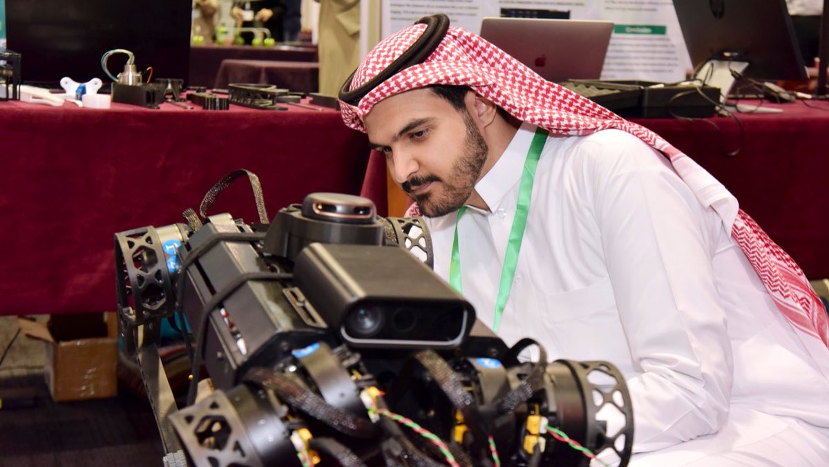 KFUPM's tweet photo. تحت رعاية الدكتور محمد السقاف، رئيس #جامعة_الملك_فهد_للبترول_والمعادن وبحضور د. مسفر الزهراني ود. علي الشيخي ومجموعة من كبرى الشركات..

أكثر من 400 طالب وطالبة و270 مشروع في معرض مشاريع تخرج ماجستيرالـ MX للسنة الثانية!

فخورون بما يبدع طلابنا

#KFUPM https://t.co/ifSxyZa2fc