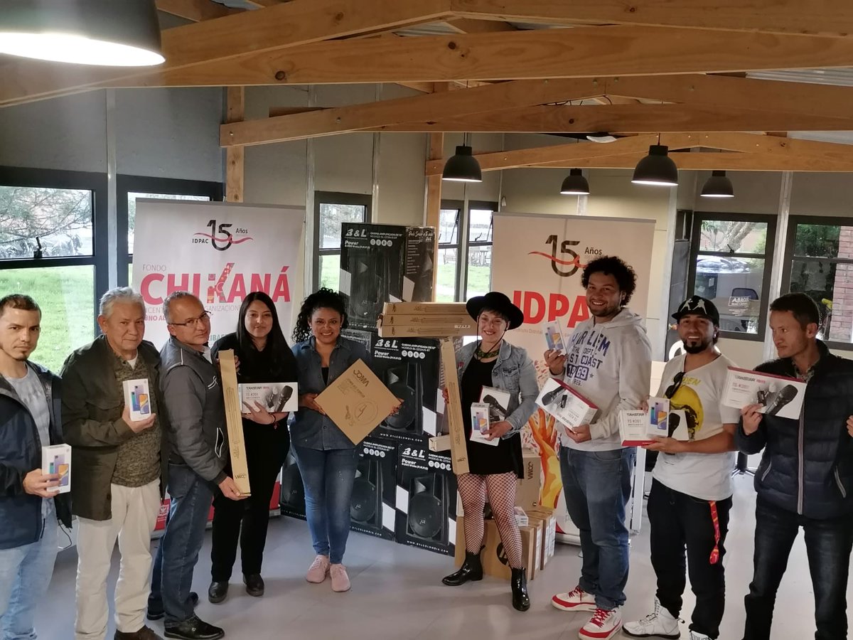 BogotaParticipa's tweet photo. Nuestro Laboratorio #ParticiLab entregó los kits tecnológicos a las 6 iniciativas ganadoras de esta categoría del Fondo #Chikaná. Tenemos la seguridad que, a través de la creatividad y la innovación, transformaremos el presente y el futuro de la participación de Bogotá. https://t.co/ll2B64UtIW