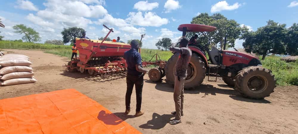 Mwembu_Mwembu's tweet photo. Loading one of the most prolific planters, a Vaderstad (Swedish Farm equipment) ready to plant our Soybeans. I like it's seed calibrations & accuracy. Very computerized. #Omuntuwawansi
#modernfarming
#agritech
#agriculture
#largescalefarming https://t.co/0WtfuDqQd0