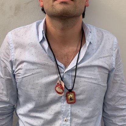 danieloso's tweet photo. Tantas medallas y no pudo con dos escapularios. https://t.co/rX10A1FHyK