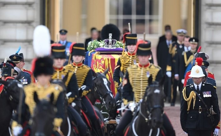 PHarry_Meghan's tweet photo. The Prince of Wales walking side-by-side with his brother The Duke of Sussex, behind their grand mother's coffin from Buckingham Palace to Westminster Hall. God bless Her Majesty. https://t.co/vByKuEL1yO