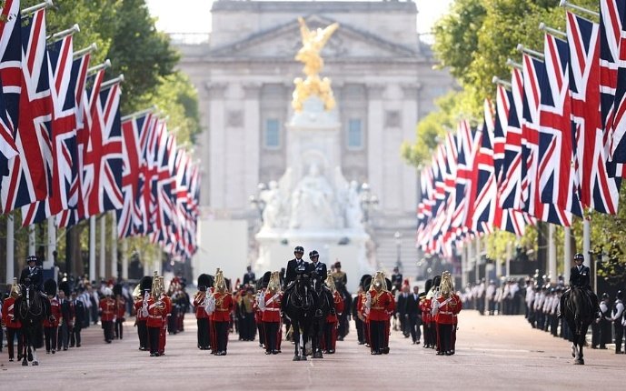 PHarry_Meghan's tweet photo. The Prince of Wales walking side-by-side with his brother The Duke of Sussex, behind their grand mother's coffin from Buckingham Palace to Westminster Hall. God bless Her Majesty. https://t.co/vByKuEL1yO