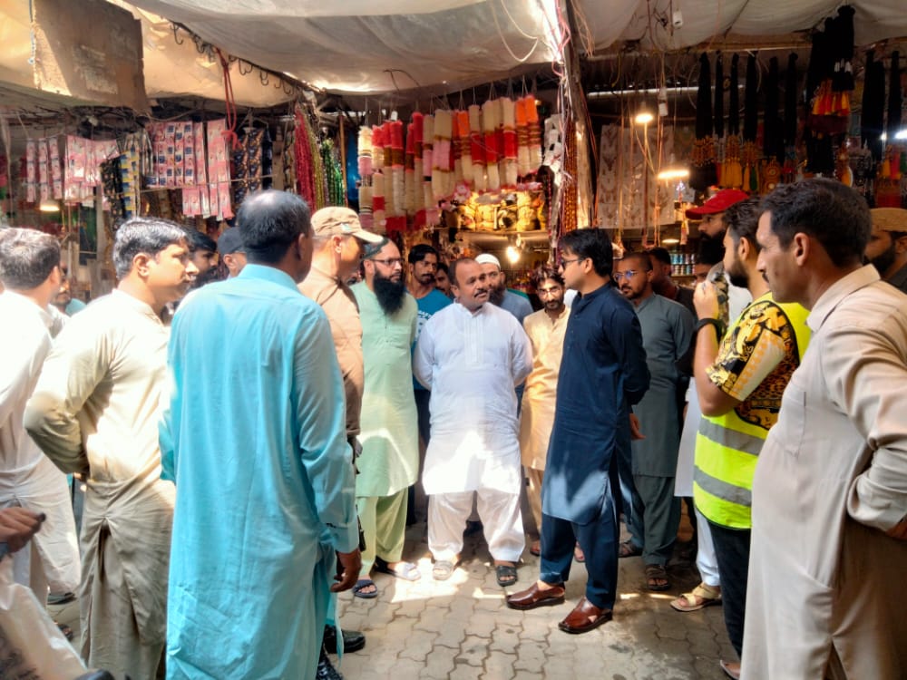 NaumanS791's tweet photo. Visited #C_block, #Chouri bazaar and other markets of #Vehari. Encroachments were removed and shopkeepers gave assurance that they would keep bazaars clear and encroachment free. https://t.co/2jvM6PIJ5A