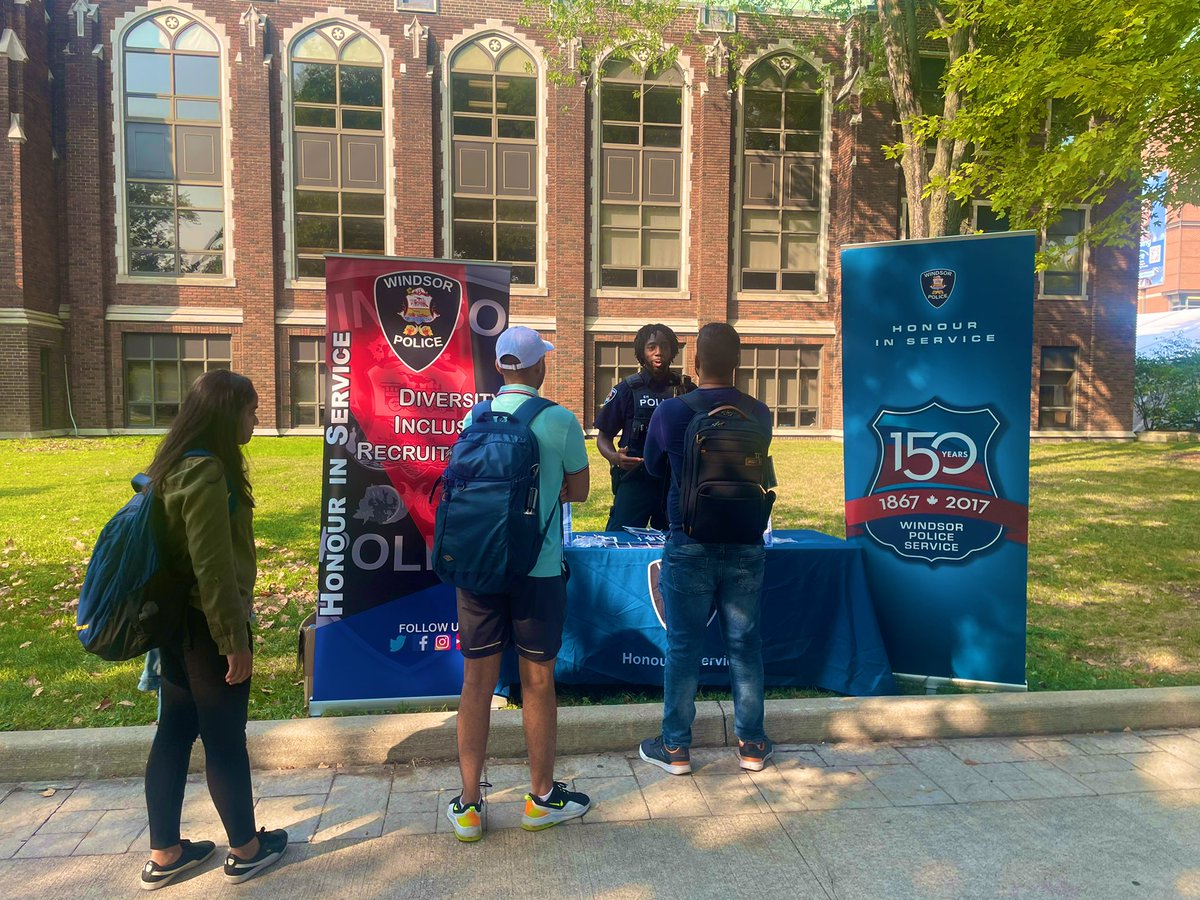 Officers are out at the University of Windsor’s Vendor Fair until 4:00 pm today! We would love to meet you and discuss career opportunities within the Windsor Police Service! 🚔 #HonourInService