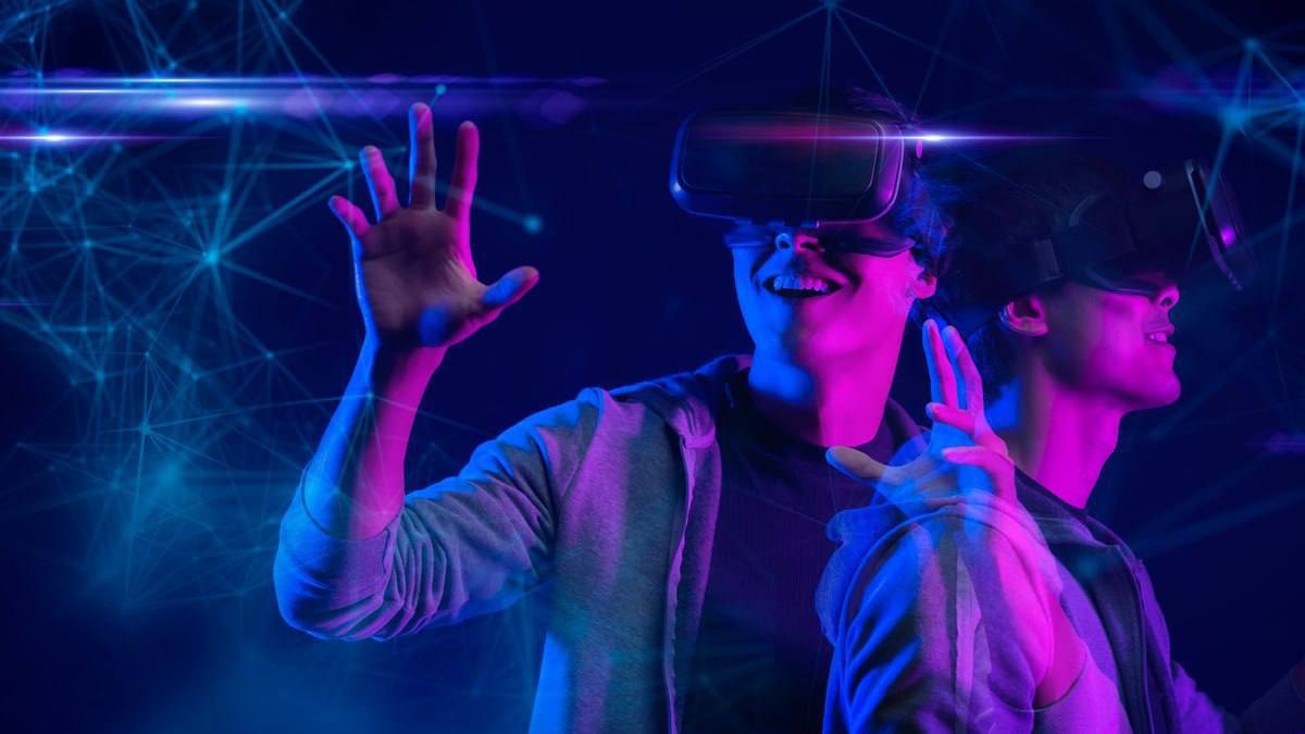 drawing_crypto's tweet photo. Injuries sustained in the Metaverse can now be sued.

 🧐 The firm claims that these devices were created for entertainment.  So when they are used in a work environment and people get hurt, it's a good cause for legal action.
#CryptoNews #cryptocurrency #Cryptocurency https://t.co/HWKEtlVxqK