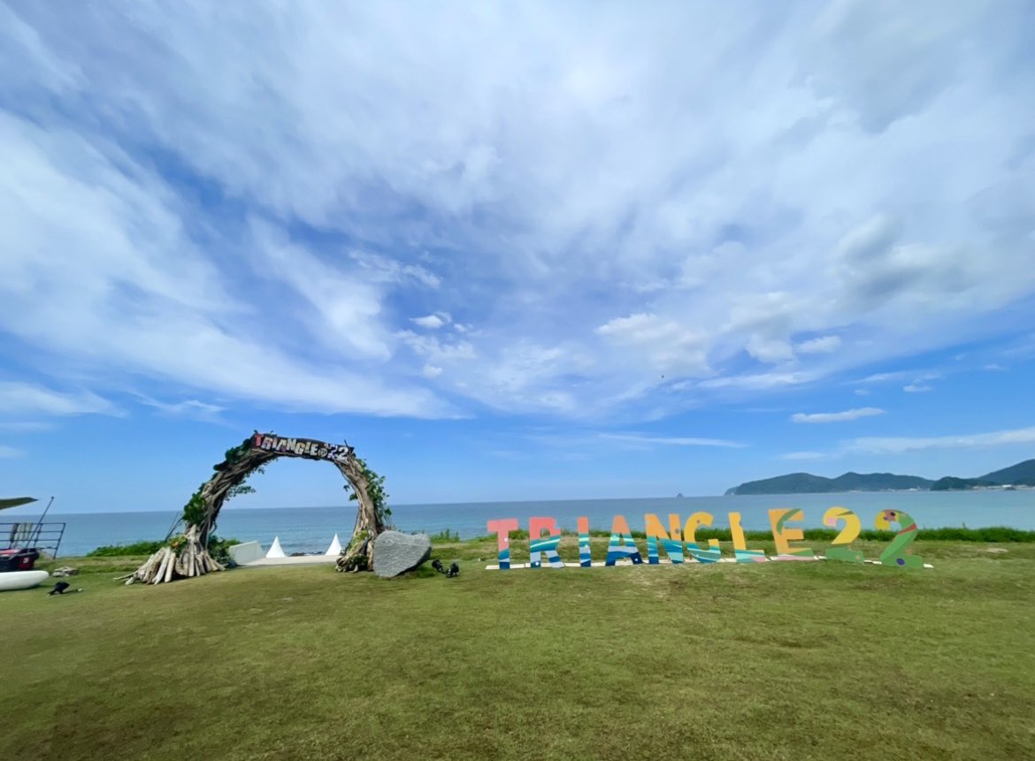 Rin13lemoneD's tweet photo. 先週？先々週？TRIANGLEで糸島行ってきた☺︎初日は途中豪雨だったけど夕方から雨も上がってちゃんと夕焼けの空も見れたし次の日は晴れて1日目と打って変わってちゃんと暑くて夏だったし何よりﾋﾞｰﾁ沿いでのｱｺｰｽﾃｨｯｸLIVEは最高すぎたのでまた来年も開催されますように🏝　#TRIANGLE22 https://t.co/IIPI04whY4