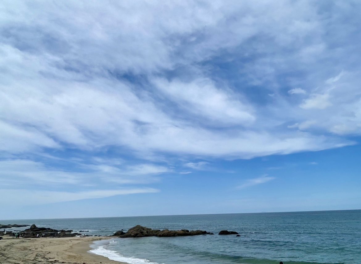Rin13lemoneD's tweet photo. 先週？先々週？TRIANGLEで糸島行ってきた☺︎初日は途中豪雨だったけど夕方から雨も上がってちゃんと夕焼けの空も見れたし次の日は晴れて1日目と打って変わってちゃんと暑くて夏だったし何よりﾋﾞｰﾁ沿いでのｱｺｰｽﾃｨｯｸLIVEは最高すぎたのでまた来年も開催されますように🏝　#TRIANGLE22 https://t.co/IIPI04whY4