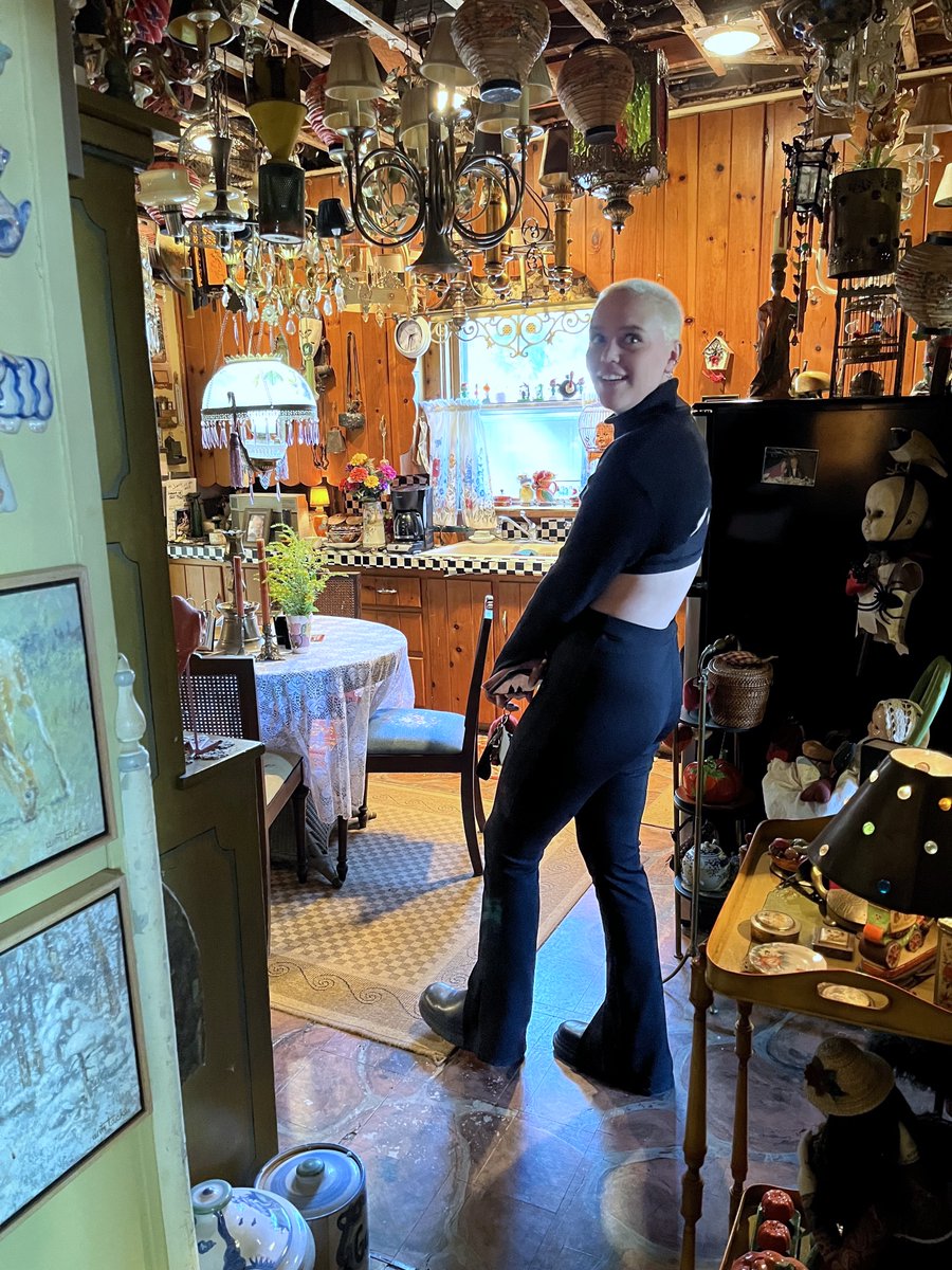 HC_VisualArts's tweet photo. Senior thesis students toured the studio of Jo Nelson on Monday of this week. Jo currently has an exhibition in the west gallery in the JDAC. A closing reception for Jo and her gallery will be from 7-9 p.m. this Friday at JDAC. https://t.co/lpByxco7hO