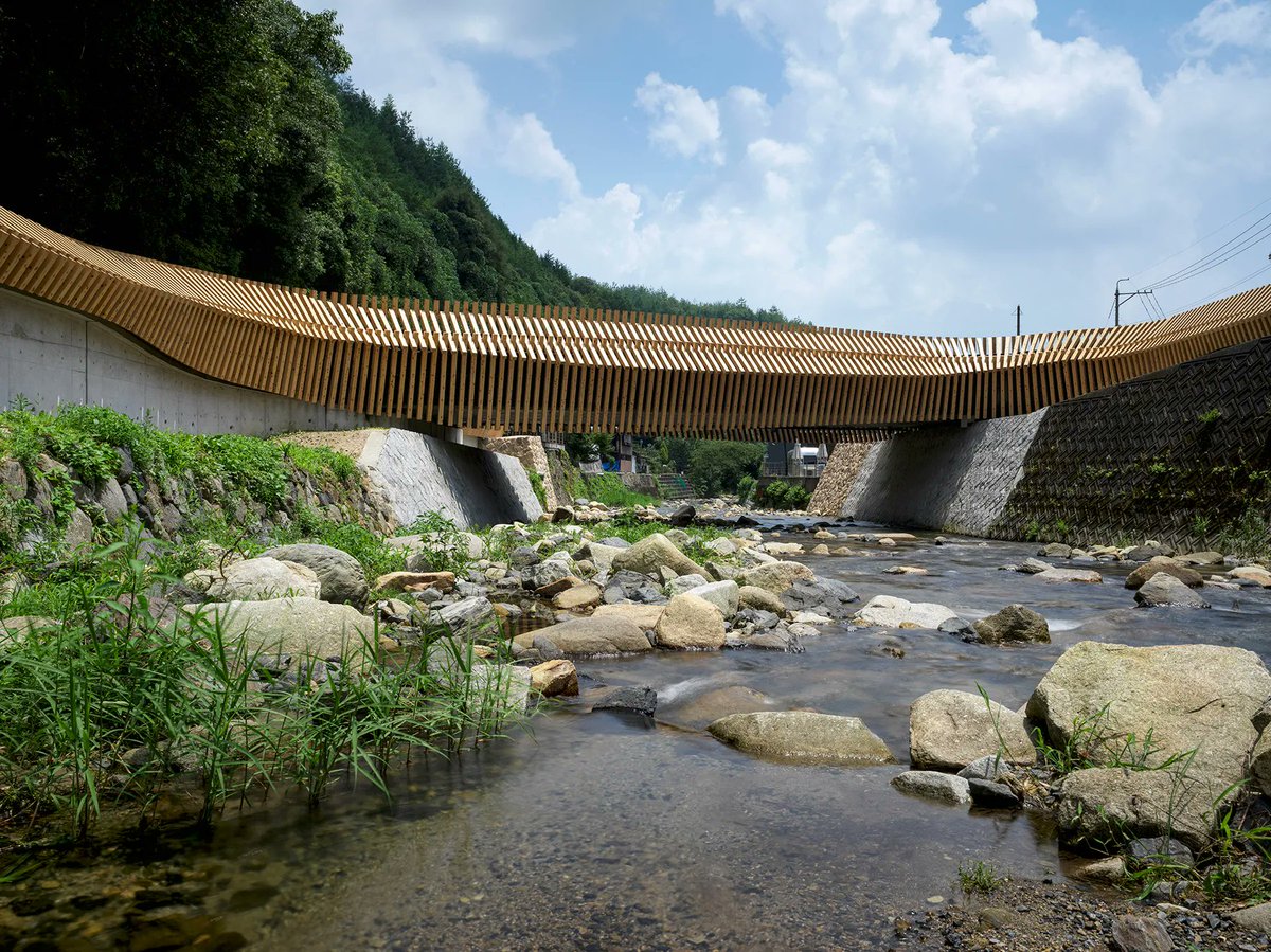 kengo kuma's intricate 'kusugibashi' bridge in japan merges carpentry skills &amp; computational design
designboom.com/architecture/k…