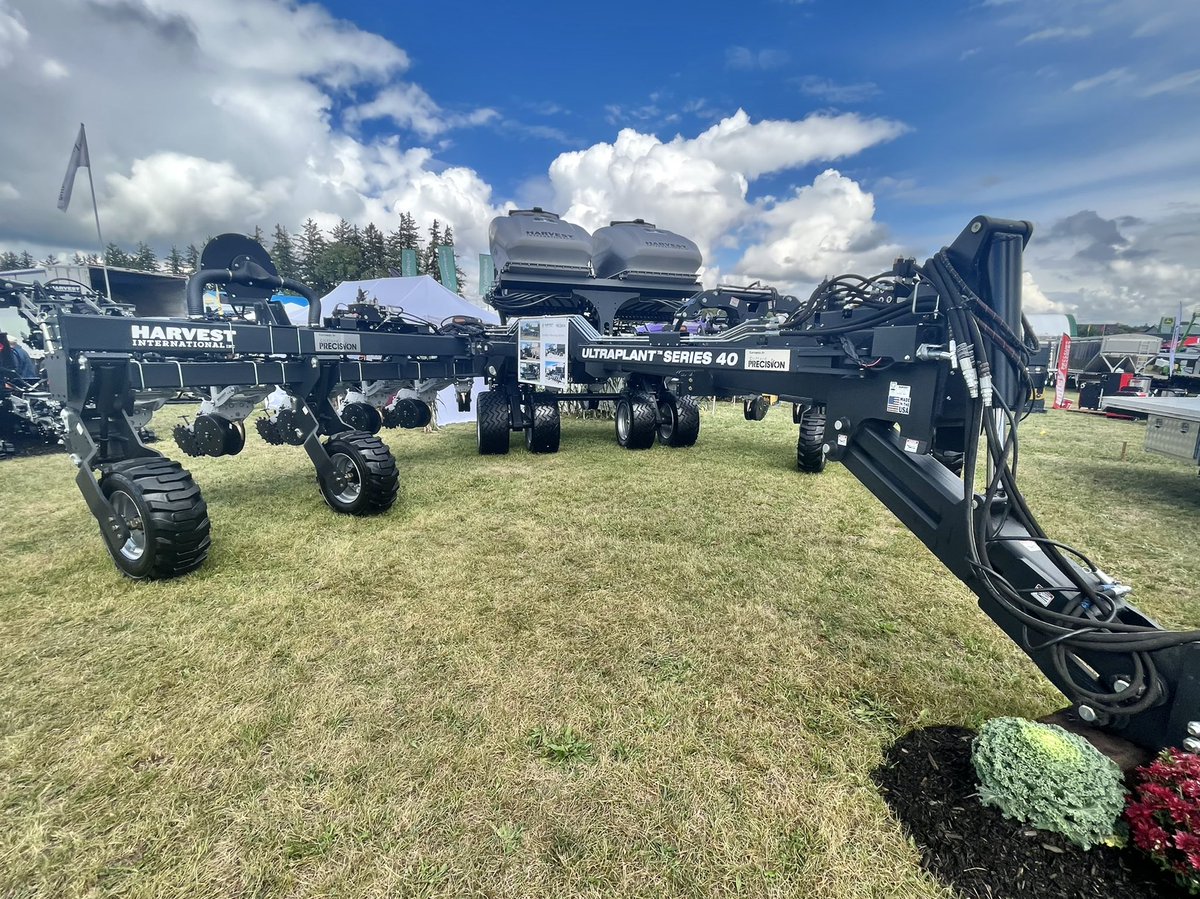 DustinFriesen_'s tweet photo. Lots of good looking planters on display at #COFS22 in Woodstock, ON this week! #LaserPro1 row units from @Harvest_Int_Mfg custom equipped by top notch dealers. https://t.co/IPXLU9wJzJ