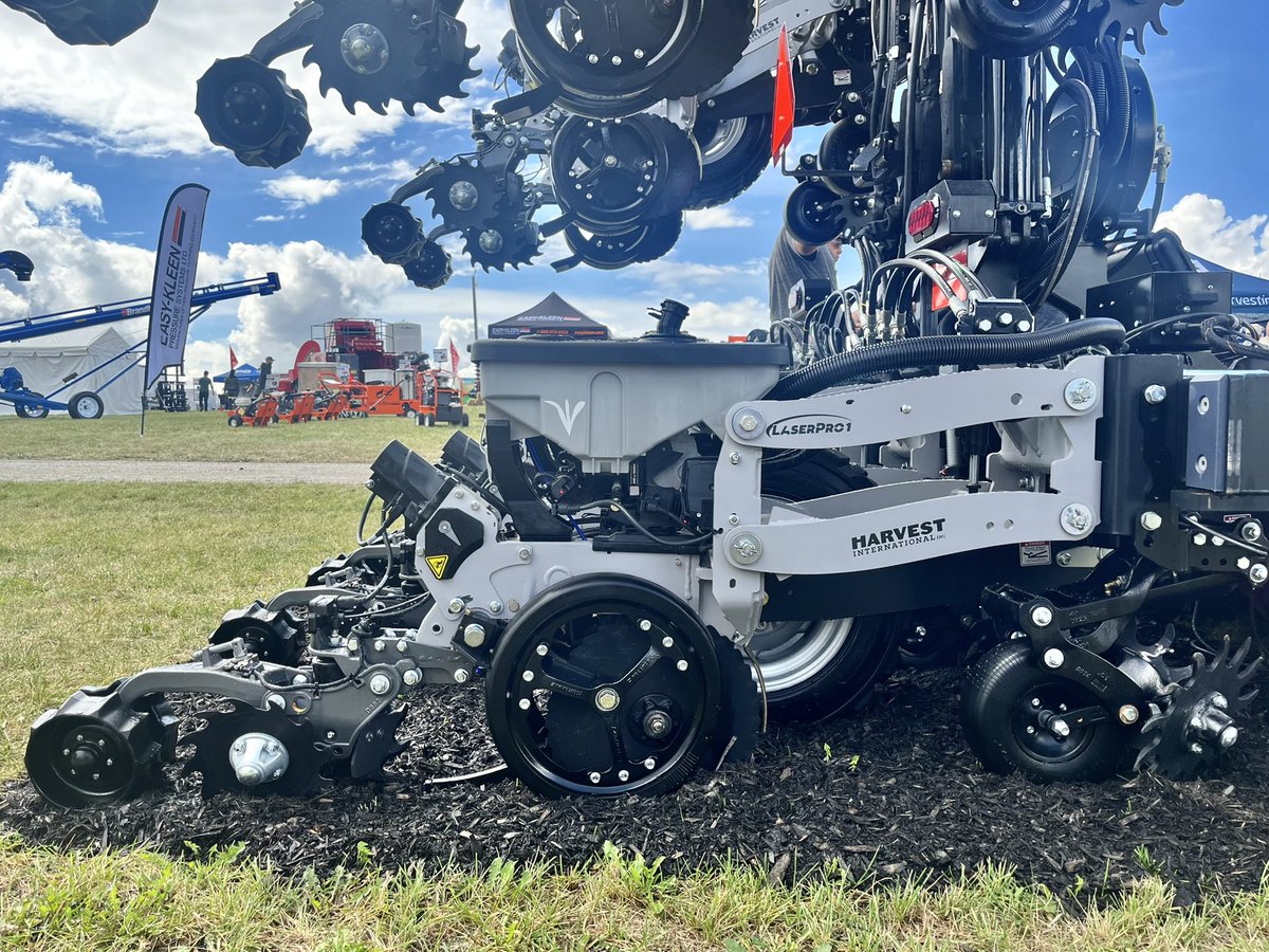 DustinFriesen_'s tweet photo. Lots of good looking planters on display at #COFS22 in Woodstock, ON this week! #LaserPro1 row units from @Harvest_Int_Mfg custom equipped by top notch dealers. https://t.co/IPXLU9wJzJ