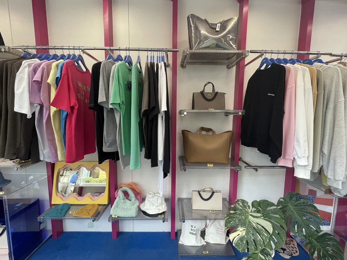 rakthai2564's tweet photo. AWC STUDIOもお邪魔してきました
プリティーキュートなお店でArmさんの風を感じてきました(?)
お店でお買い物することもできます！
撮影許可頂いてます！
⬇️に動画も置いておきますね
 #awcstudio https://t.co/TuP9C54ae7