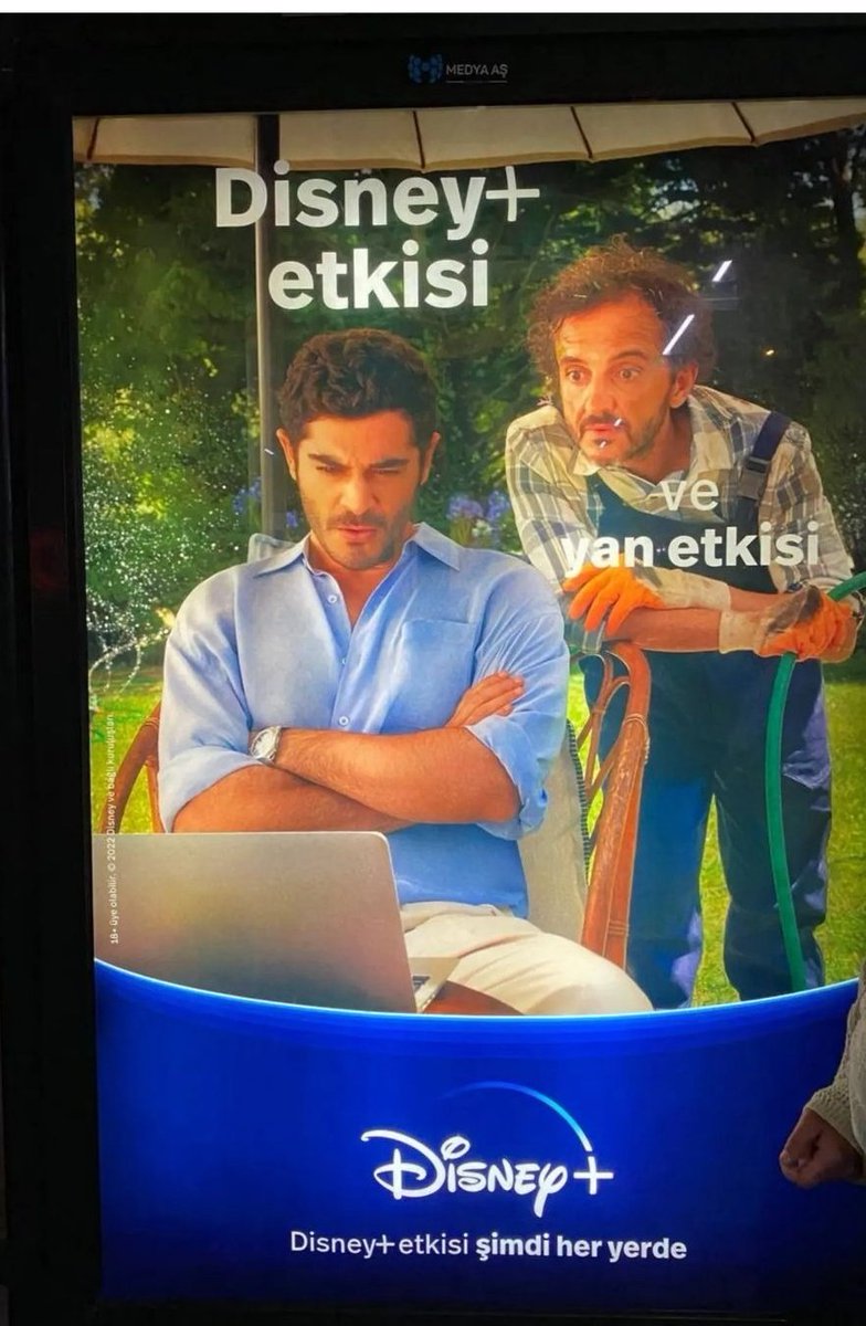Disney Türkiye'nin tanıtım afişlerinde tuhaf bir sınıfsal durum var. Disney'in yan etkisi emekçiler üzerinde. Üst sınıf ise rahat koltuklarında içerik takip ediyorlar. Berbat bir iletişim modeli.